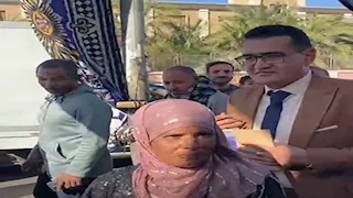 "الفلوس ليكي وربطة الثوم كمان".. محافظ الأقصر يستجيب لطلب بائعة في السوق