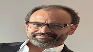 "وطني بنسبة ١٠٠٪؜".. المنتج تامر مرتضى يرد على مهاجمي صناع فيلم "الست" 