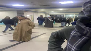 حزن داخل مستشفى قنا.. أهالي 6 ضحايا حادث ميكروباص الجبلاو ينتظرون تسلم الجثامين- صور