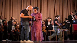 مؤلف "الست" يتجاهل الهجوم على الفيلم وينشر صور من كواليس تصويره