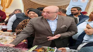 فطير مشلتت هدية لمحافظ بني سويف في معرض الأسر المنتجة