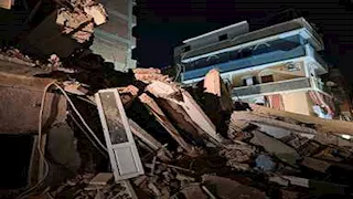 إصابة 4 أشخاص في انهيار منزل من ثلاثة طوابق بالمنيا (صور)