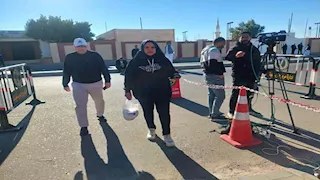 مدينة الطور تواصل دعم اللجان الانتخابية بكراتين المياه والمستلزمات