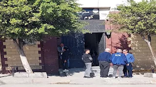 مشهد وداع مؤلم.. أسرة نيفين مندور في انتظار جثمانها بمشرحة كوم الدكة