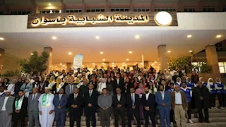 "أفكاركم ركيزة لمستقبلنا".. تفاصيل لقاء محافظ أسوان مع وفود "قطار الشباب"