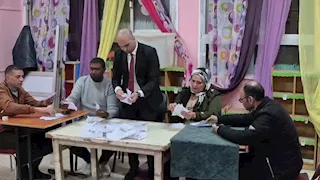 بدء فرز أصوات الناخبين في دائرة السويس (صور)