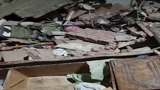 جهاز عروسة وسيدة غادرت قبل ثوان.. شاهد عيان يروي لحظات الرعب قبل انهيار منزل المنيا- فيديو وصور 