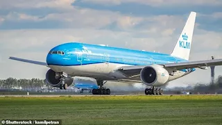 ذعر فوق السحاب.. راكب يحاول فتح باب طائرة ويصرخ: "سنموت جميعا"