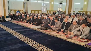 تجمع المئات حول وزير الأوقاف بالأقصر بعد صلاة الجمعة (فيديو وصور)