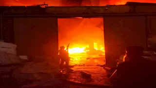 مصرع شخصين وإصابة آخر في حريق مخزن بلاستيك بالخانكة