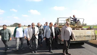 محافظ الشرقية يتفقد أعمال رصف وتوسعة طريق بني هلال