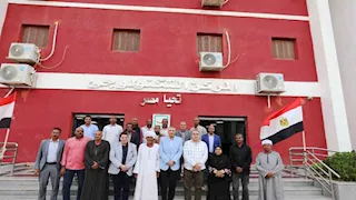 بالصور- محافظ أسوان يتفقد مجمع الخدمات بفارس ويستمع لمطالب المواطنين