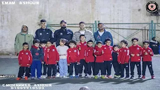 رفقة ابنته.. إمام عاشور يزور أكاديمية والده بمسقط رأسه