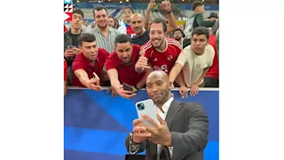 "أهلاوي وبحبك".. الجماهير المصرية تلتقط صورًا تذكارية مع شيكابالا