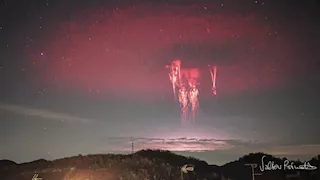 مشهد سماوي لا يصدق.. ظهور "جني" و"جني أحمر" فوق جبال الألب (صور وفيديو)