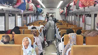 صور.. مئات السودانيين يغادرون القاهرة عبر قطارات السكة الحديد