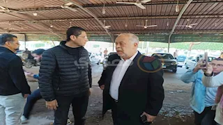 أشرف زكي يصل جنازة سمية الألفي بمسجد مصطفى محمود (صور)