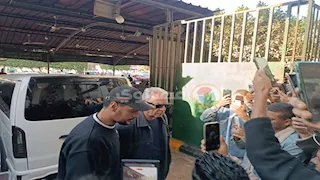 وصول محمود حميدة لجنازة سمية الألفي في مسجد مصطفى محمود 