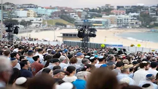 لإحياء ذكرى ضحايا الهجوم الدامي.. احتشاد الآلاف على شاطئ بوندي في أستراليا