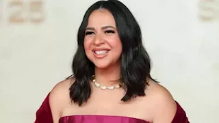 مكياج ترابي وتسريحة بسيطة.. إيمي سمير غانم بإطلالة أنيقة 