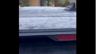 حالة نادرة.. الصقيع يُغطي السيارات في الرياض (فيديو)