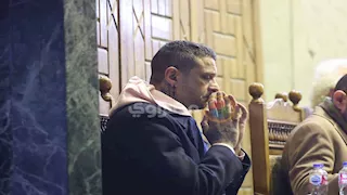 حزن وصدمة أحمد الفيشاوي أثناء تلقيه عزاء والدته سمية الألفي