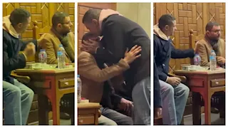 أحمد الفيشاوي يواسي شقيقه عمر ويقبل رأسه في عزاء والدتهما