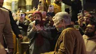 محمود حميدة يصل عزاء سمية الألفي في مسجد عمر مكرم.. صور