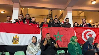 الجماهير المغربية تدعم منتخب مصر في مباراة زيمبابوي بكأس أمم أفريقيا