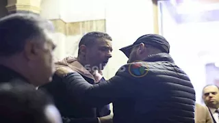 قُبلة على يد شيرين والفيشاوي يواسي شقيقه.. 20 صورة من عزاء الفنانة الراحلة سمية الألفي