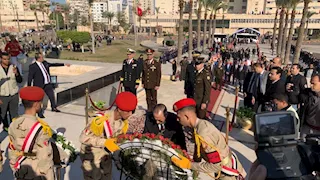 محافظ بورسعيد يضع إكليلاً من الزهور على النصب التذكاري احتفالًا بعيد النصر  