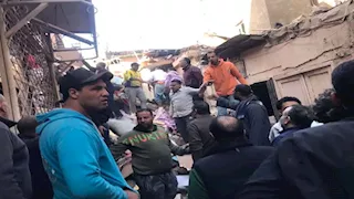 "ليلي وأدهم عايشين".. كواليس 4 ساعات أسفل أنقاض عقار إمبابة المنهار