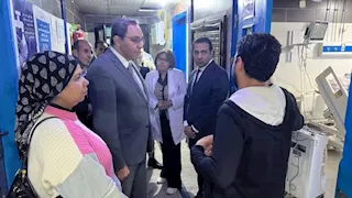 استمع لشكاوى المرضى وملاحظات المواطنين.. محافظ قنا يتفقد المستشفى العام
