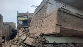 ساعتان تحت الأنقاض.. إنقاذ 5 أشخاص في انهيار منزلين بأسيوط (صور)