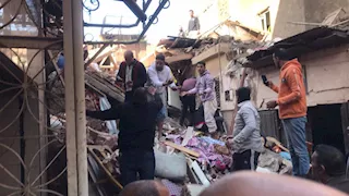 وزيرة التنمية المحلية تتابع مع محافظ الجيزة تداعيات حادث انهيارعقار إمبابة