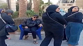 بالصور.. انهيار شقيقة طارق الأمير في جنازته