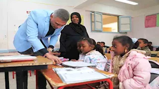 محافظ أسوان يصرف مكافأة مالية لمديرة مدرسة وعامليها لتميزهم