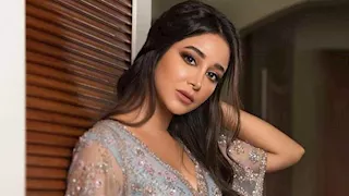 "أناقة اللون الأسود".. أسيل عمران بإطلالة شتوية راقية