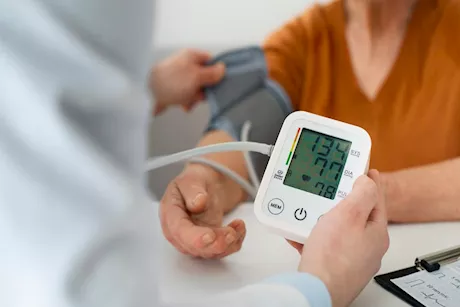 هل يرتفع ضغط الدم في الشتاء؟.. اعرف الأسباب