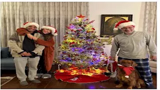 شريف منير يحتفل بالكريسماس في أجواء عائلية والجمهور يعلق (صور)