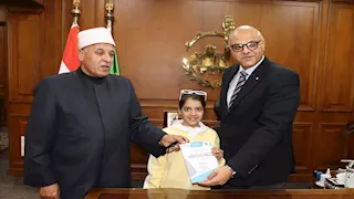 الناجية الوحيدة من أسرتها بغزة.. محافظ القليوبية يستقبل "ريتاج" ويحقق حلمها بالتعليم  