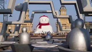 ارتفاعه 19 مترا.. الصين تصمم رجل ثلج ضخما في 11 يوما "فيديو"