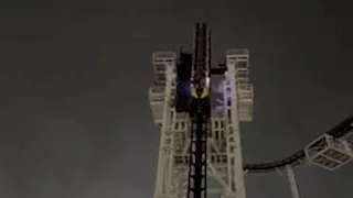 ساعة من الرعب.. توقف لعبة يترك شابين معلقين في الجو "فيديو"