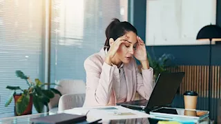 "الأفورة".. كيف تتحول "وظيفة الأحلام" إلى فخ للاحتراق الوظيفي؟