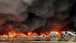 عطل فني يتسبب في اندلاع حريق واسع النطاق بمنشأة صناعية غرب ألمانيا