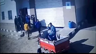 "كاد أن يفقد حياته".. مُسعف ينقذ طفلًا من الموت المحقق في بني سويف- صور  