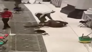 سقوط شخص من الأدوار العلوية داخل المسجد الحرام.. فيديو  