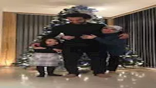 19 صورة ترصد احتفال محمد صلاح بالكريسماس مع زوجته وبناته