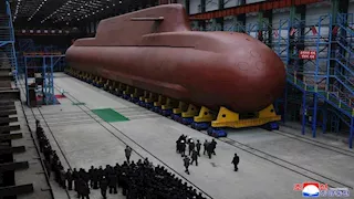 كوريا الشمالية تستعرض غواصتها النووية وتنتقد مساعي سول للحصول على تقنية مماثلة