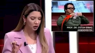 "عد فلوسه في البرنامج".. تصرف غريب من رجل على الهواء (فيديو)